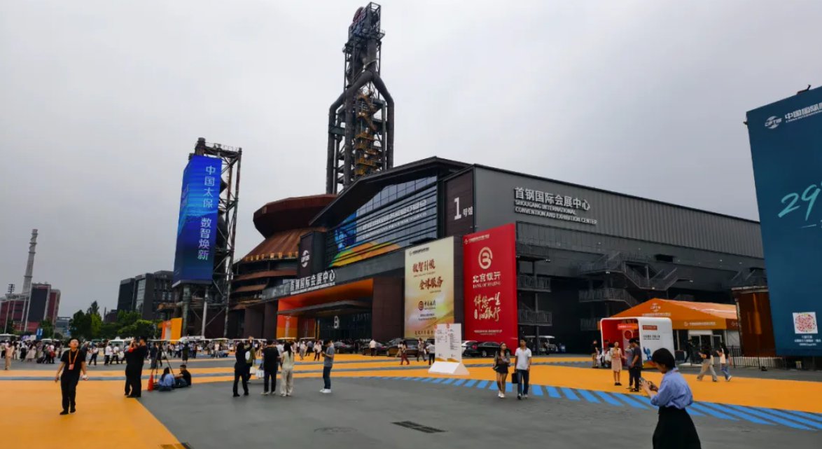 2025 服贸会忠和黄酒展区 - 房县黄酒展示图