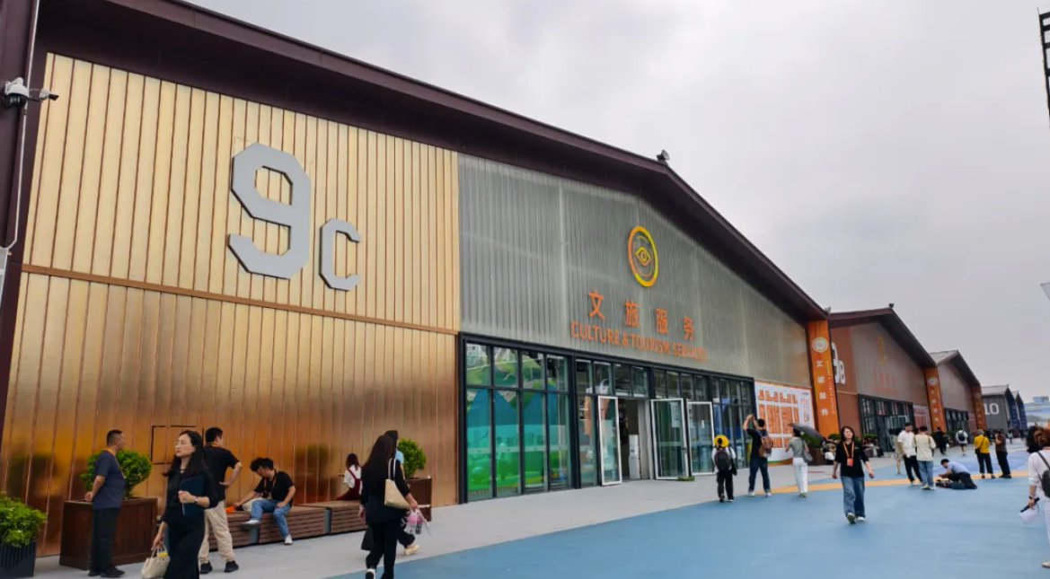 2025 服贸会忠和黄酒展区 - 房县黄酒展示图