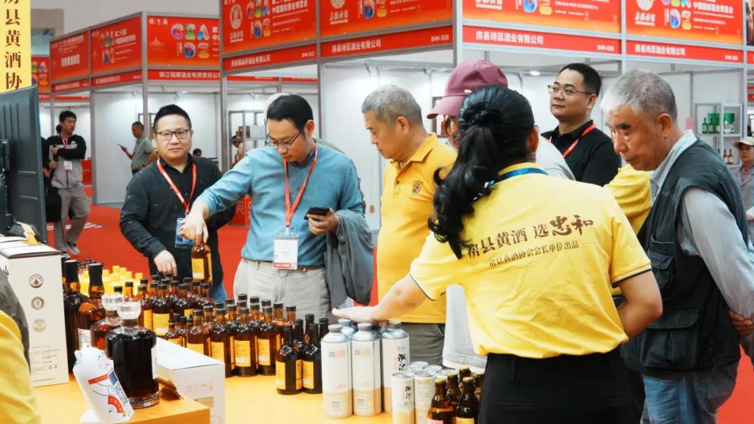 开展首日展位人气旺盛纷至沓来，品鉴交流