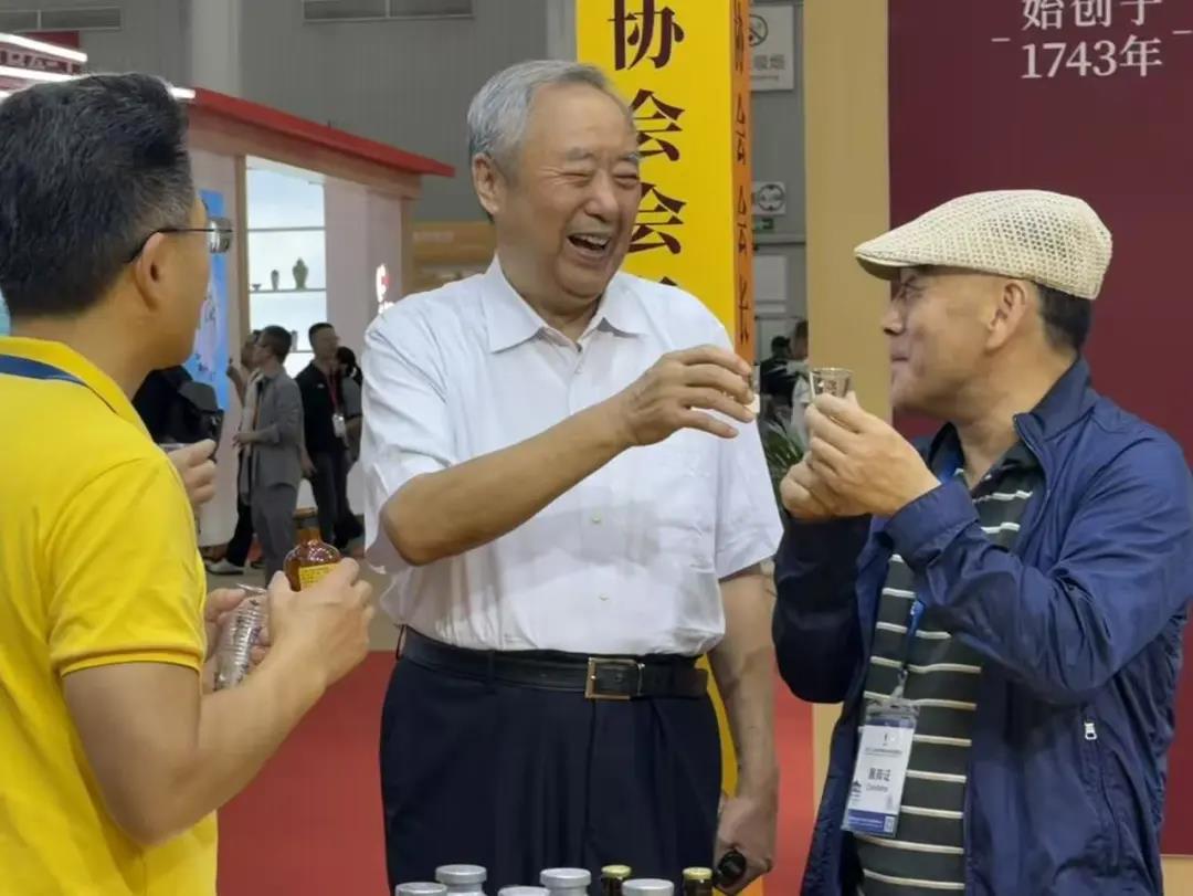 原文化部副部长、国家图书馆原馆长周和平现场品鉴黄酒