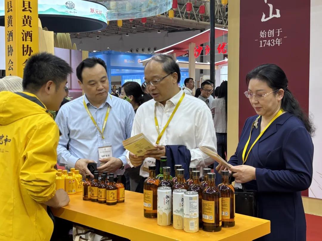十堰市政协党组书记、主席、十堰黄酒产业链链长蔡贤忠来到展位