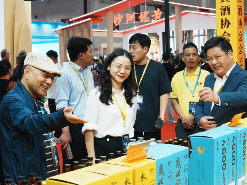 房县县委副书记、代理县长雷震随同调研指导