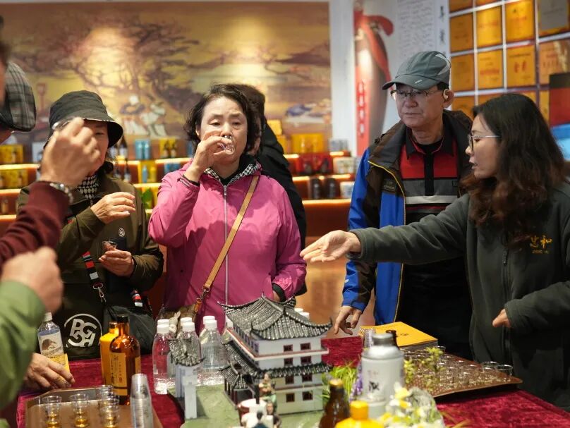 韩国旅游团走进房县忠和，品鉴非遗技艺黄酒，感受荆楚酒文化-第22张图